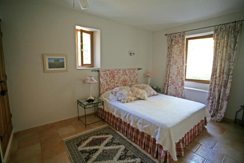 Stone-built house close to Gordes with spectacular views of the Luberon and the Vaucluse mountains